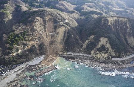 　能登半島地震による土砂崩れで寸断された石川県珠洲市の国道２４９号＝１月４日