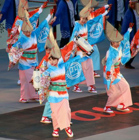 　「よさこい祭り」の前夜祭で演舞する踊り子ら＝９日夕、高知市