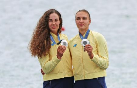 　パリ五輪のカヌー女子スプリント・カナディアンペア５００メートルで銀メダルを獲得したリュドミラ・ルザン（左）とアナスタシア・リバチョク＝９日、パリ郊外（ロイター＝共同）