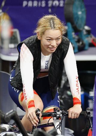 　女子スプリント１回戦を突破し、笑顔の佐藤水菜＝パリ郊外（共同）