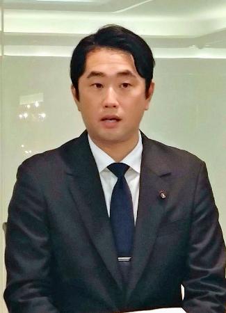 　静岡３区の支部長に内定し、記者会見する山本裕三氏＝１０日午前、静岡市