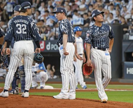 　７回途中で降板する西武・今井（右端）＝エスコンフィールド