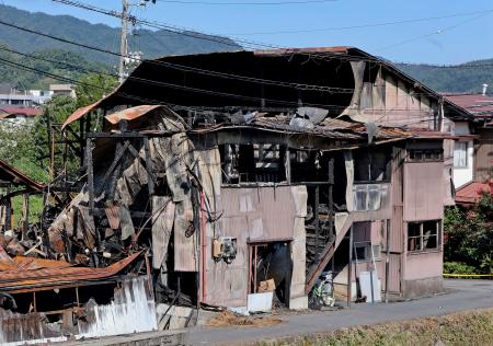 　放火で焼損したアパート＝１０日午前、岐阜県高山市