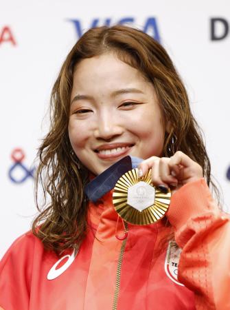 　ブレイキン女子で獲得した金メダルを手にする湯浅亜実＝１０日、パリ（共同）