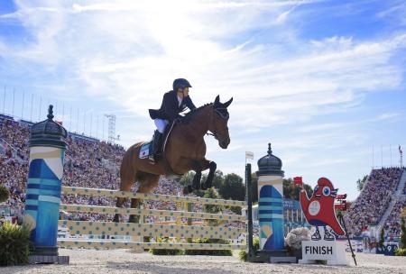 　男子決勝　馬術に出場した佐藤大宗。銀メダルを獲得した＝パリ郊外（共同）