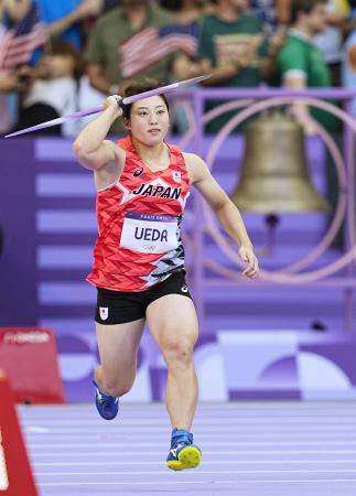 　女子やり投げ決勝　上田百寧の１投目＝パリ郊外（共同）