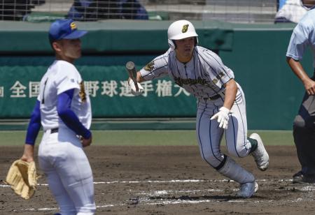 　聖光学院―鶴岡東　３回表鶴岡東２死二、三塁、桜井が左前に先制２点打を放つ。投手高野＝甲子園