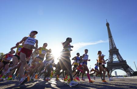 　女子マラソン　レース序盤、エッフェル塔前を力走する各国の選手たち＝パリ（共同）