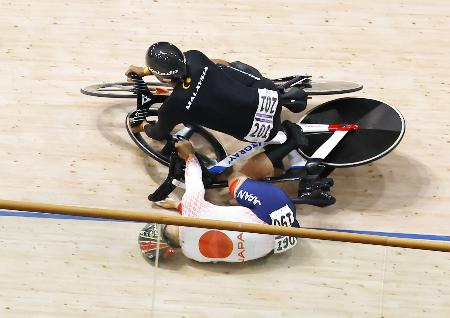 　男子ケイリン決勝　マレーシア選手（上）と接触し、転倒する中野慎詞＝パリ郊外（共同）