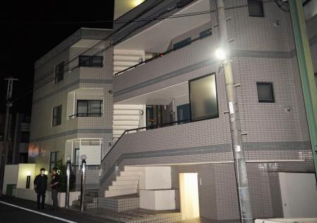 　笠原恵美子さんが死亡しているのが見つかった集合住宅＝１１日午後１１時４５分、神奈川県藤沢市