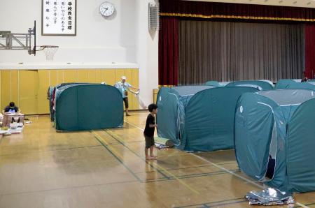 　台風５号で避難所となった小学校の体育館に設置されたテント＝１２日午前、岩手県宮古市