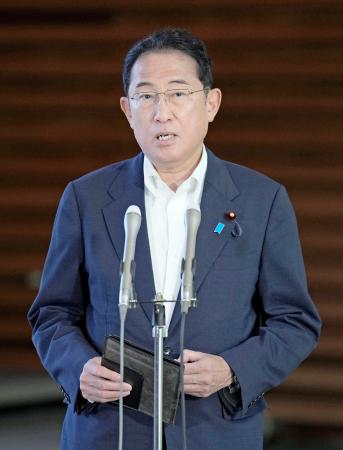 　記者団の取材に応じる岸田首相＝１２日午後、首相官邸