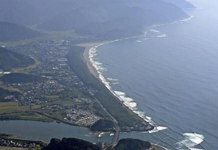 　日向灘に面する宮崎県日南市の海岸線＝９日