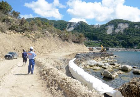 　大規模な土砂崩落現場を迂回して海岸部分に造成が進む国道２４９号＝９日、石川県珠洲市