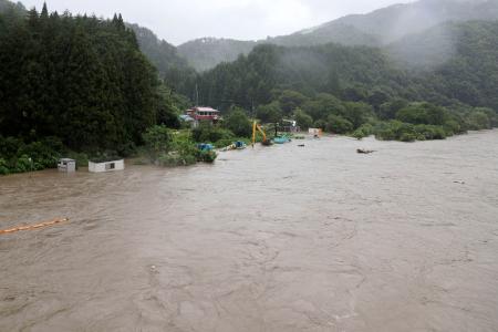 　台風５号の影響で増水した小本川＝１２日午後２時５５分、岩手県岩泉町