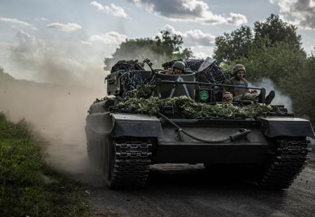 　ロシアとの国境に近いウクライナ北東部スムイ州を走行するウクライナ軍の車両＝１１日（ロイター＝共同）