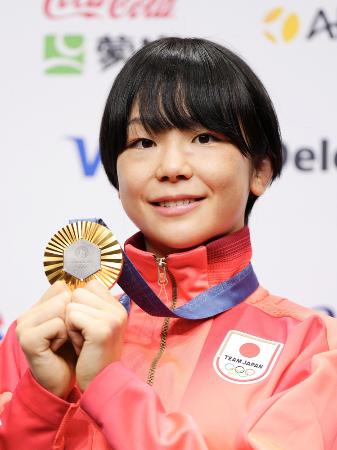 　レスリング女子５３キロ級で金メダルを獲得し、記者会見でポーズをとる藤波朱理＝９日、パリ（共同）