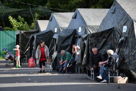 　１２日、ウクライナ軍の越境攻撃が続くロシア西部クルスク州で、仮設テントに避難した人たち（ＡＰ＝共同）