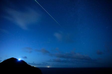 　「ペルセウス座流星群」が出現のピークを迎え、山口県長門市の川尻岬で見られた流れ星＝１２日午後１０時１２分（８秒露光）