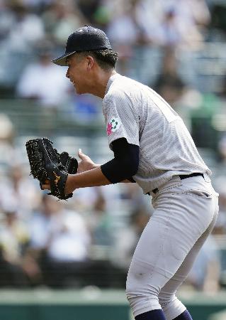 　長野日大戦で完投し、グラブをたたく青森山田・関＝甲子園