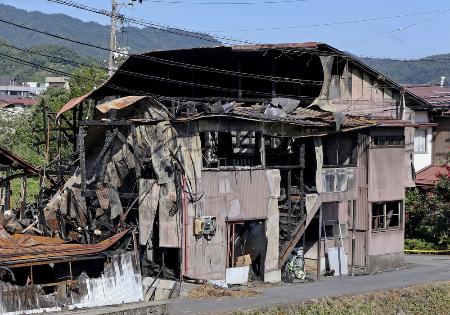 　放火で焼損したアパート＝１０日、岐阜県高山市