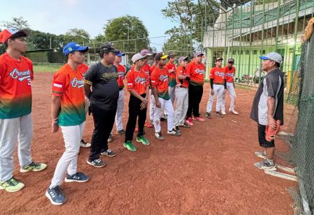 　「アジア甲子園大会」に出場予定のインドネシアの野球チーム＝６月、インドネシア・東カリマンタン州（ＮＢ．ＡＣＡＤＥＭＹ提供、ＮＮＡ＝共同）