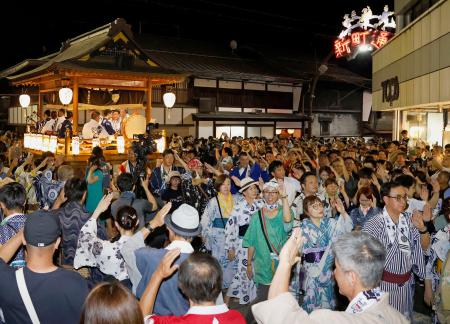 　岐阜県郡上市で始まった「郡上踊」の「徹夜おどり」＝１３日夜