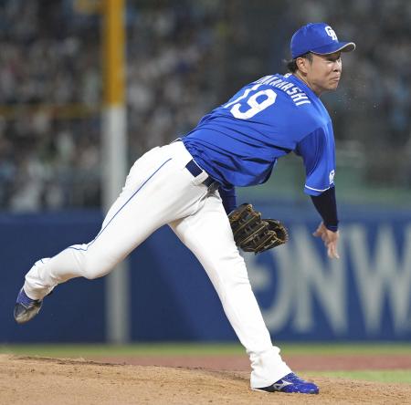 　６回２失点で１０勝目を挙げた中日・高橋宏＝神宮