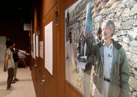 　九州大の医学図書館で開かれている中村哲さんの活動を収めた写真展＝５日、福岡市