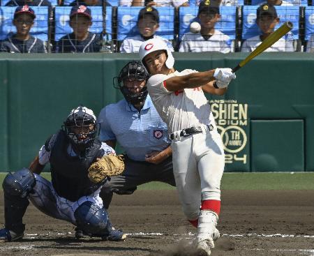 　健大高崎―智弁学園　９回表智弁学園２死一、二塁、佐坂が中前に勝ち越し打を放つ。捕手箱山＝甲子園