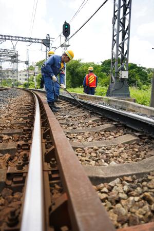 　保線作業をする鉄道会社の社員＝７月