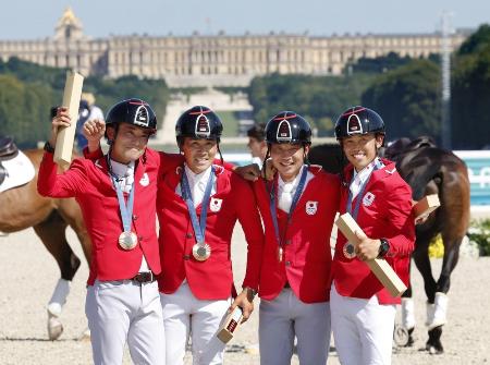 　パリ五輪馬術の総合馬術団体で銅メダルを獲得し、写真に納まる（左から）北島隆三、大岩義明、田中利幸、戸本一真＝７月、パリ郊外（共同）