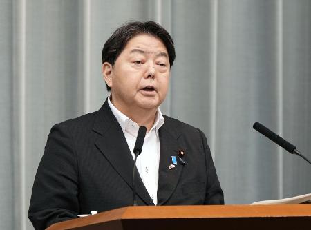 　南海トラフ巨大地震の注意情報などについて、記者会見する林官房長官＝８日、首相官邸