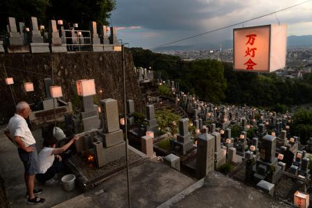 　東本願寺・大谷祖廟で始まった盆の風物詩「万灯会」＝１４日夕、京都市