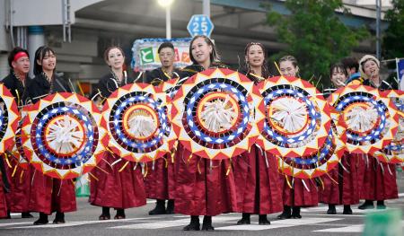 　「鳥取しゃんしゃん祭」で一斉傘踊りを披露する参加者＝１４日午後、鳥取市