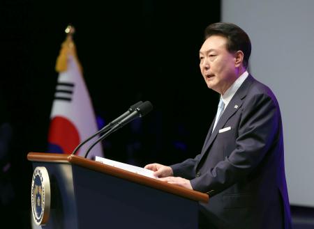 　１５日、ソウルで開かれた「光復節」の韓国政府式典で演説する尹錫悦大統領（聯合＝共同）