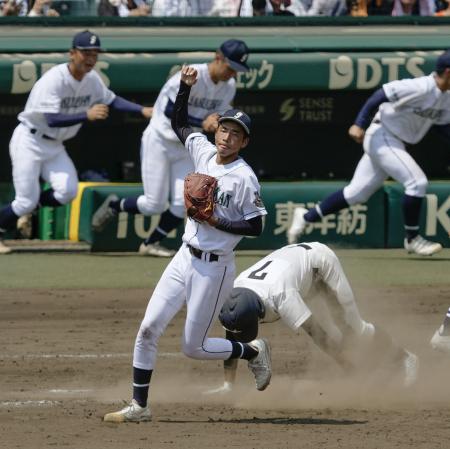 　岡山学芸館―掛川西　９回表、掛川西の最終打者杉山（右下）を投ゴロに打ち取り、完封した岡山学芸館・丹羽＝甲子園