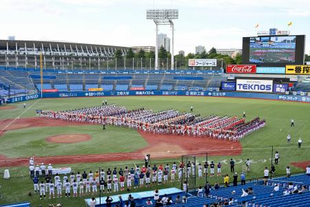 　高円宮賜杯第４４回全日本学童軟式野球大会マクドナルド・トーナメントの開会式に臨む選手たち＝神宮