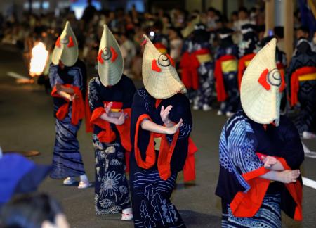 　「西馬音内の盆踊」で舞を披露する踊り手＝１６日夜、秋田県羽後町