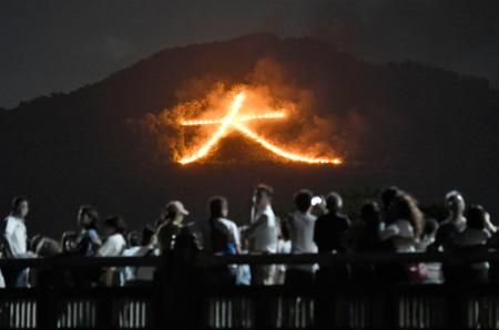 　京都の伝統行事「五山送り火」で、夜空に浮かび上がった「大」の文字＝１６日夜、京都市