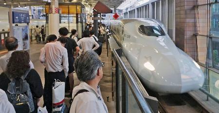 　運休や遅れが生じた九州新幹線の運転再開を待つ人たち＝２４日早朝、ＪＲ熊本駅