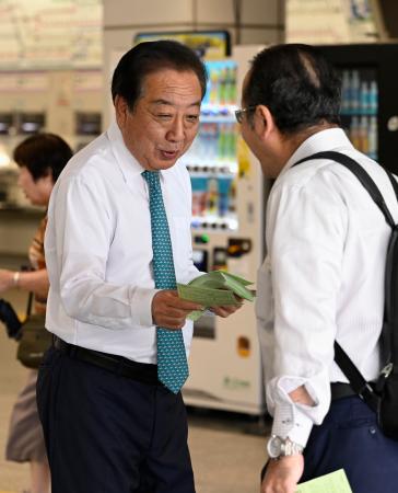 　千葉県のＪＲ津田沼駅前でビラを配る立憲民主党の野田元首相＝２９日午前