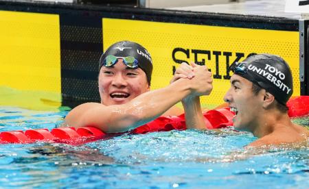 　男子４００メートル個人メドレーで優勝した松下知之（左）＝東京アクアティクスセンター