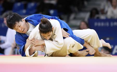 　女子４８キロ級（全盲）１回戦　アルゼンチン選手（右）を攻める半谷静香＝パリ（ＡＰ＝共同）