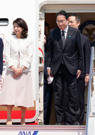 　韓国に向け、羽田空港を出発する岸田首相と妻の裕子さん＝６日午前