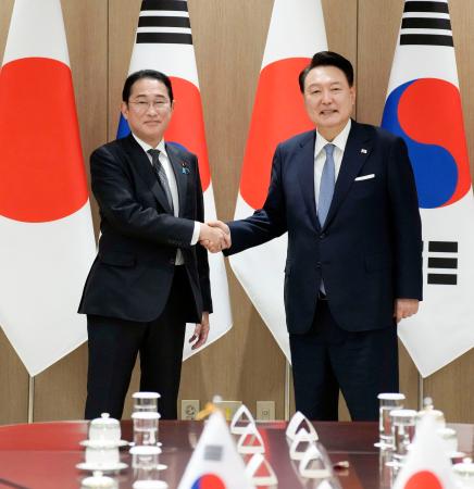 　会談を前に韓国の尹錫悦大統領（右）と握手する岸田首相＝６日、ソウルの大統領府（共同）