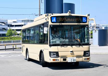 　実証実験開始に先立ち、報道陣向けの試乗会で公開された自動運転の中型バス＝７日午後、愛知県常滑市