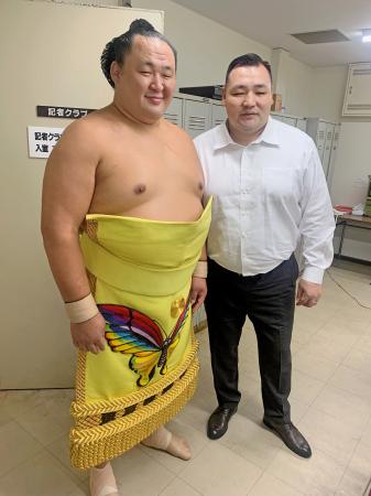 　大相撲で初土俵から通算１６３０回連続出場となる秋場所２日目、土俵入り前に音羽山親方（右）と記念撮影する玉鷲＝９日、東京・両国国技館