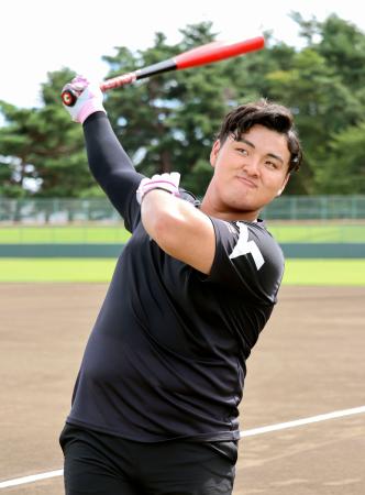 　母校の花巻東高に隣接する球場で練習を公開し、撮影に応じる佐々木麟太郎＝９日、岩手県花巻市