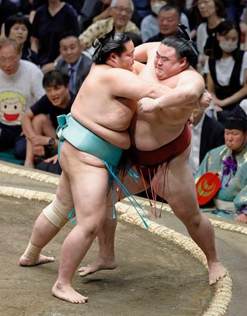 　琴桜（左）が寄り切りで隆の勝を破る＝両国国技館